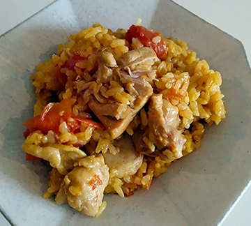 鶏肉とトマトのカレー風味の炊き込みごはんの写真