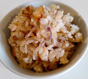 みょうがとちくわの炊き込みごはんの写真