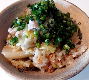 豚肉とキャベツの塩昆布炊き込みごはんの写真